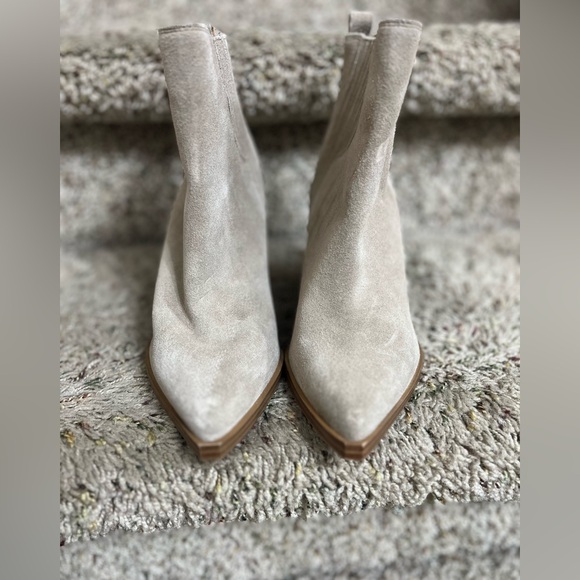 NWOB Marc Fisher Suede Pointed Toe Ankle Boot Taupe Grey color Oshay size 4.5 - Picture 4 of 7